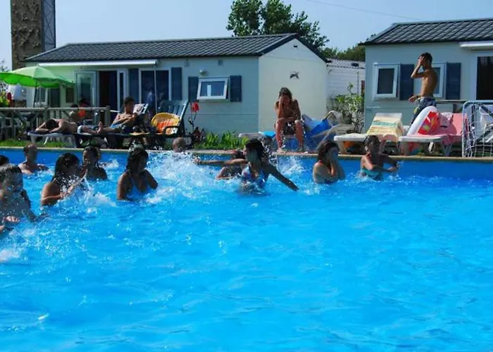 Comfortable Near With Shared Pool Casa de Férias