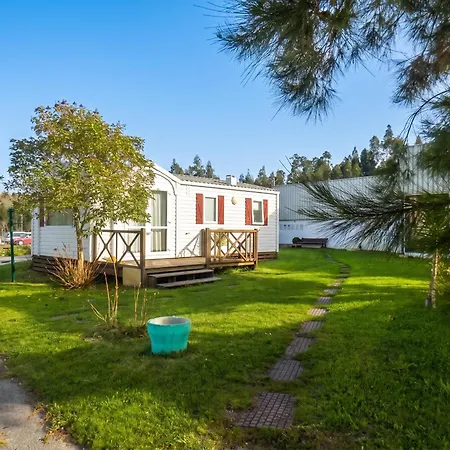 בית נופש Comfortable Near With Shared Pool *