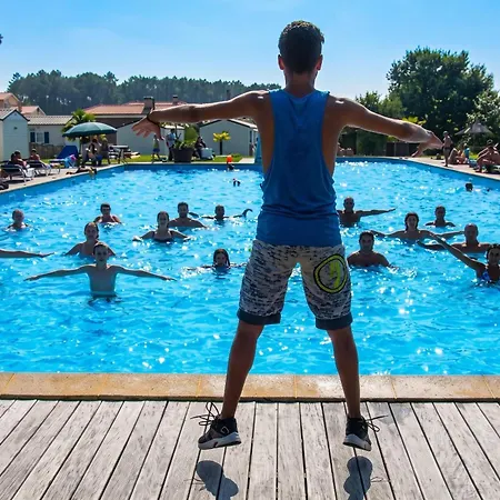 Comfortable Near With Shared Pool בית נופש *