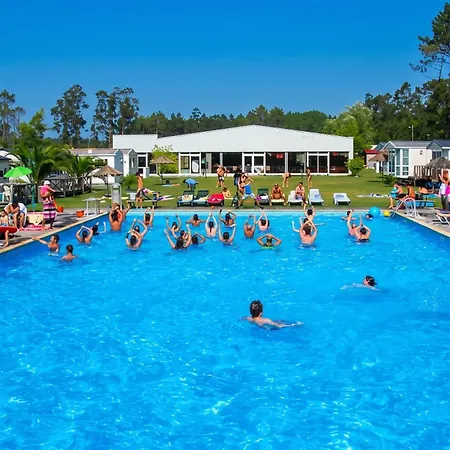 Comfortable Near With Shared Pool בית נופש
