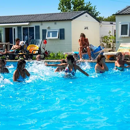 בית נופש Comfortable Near With Shared Pool